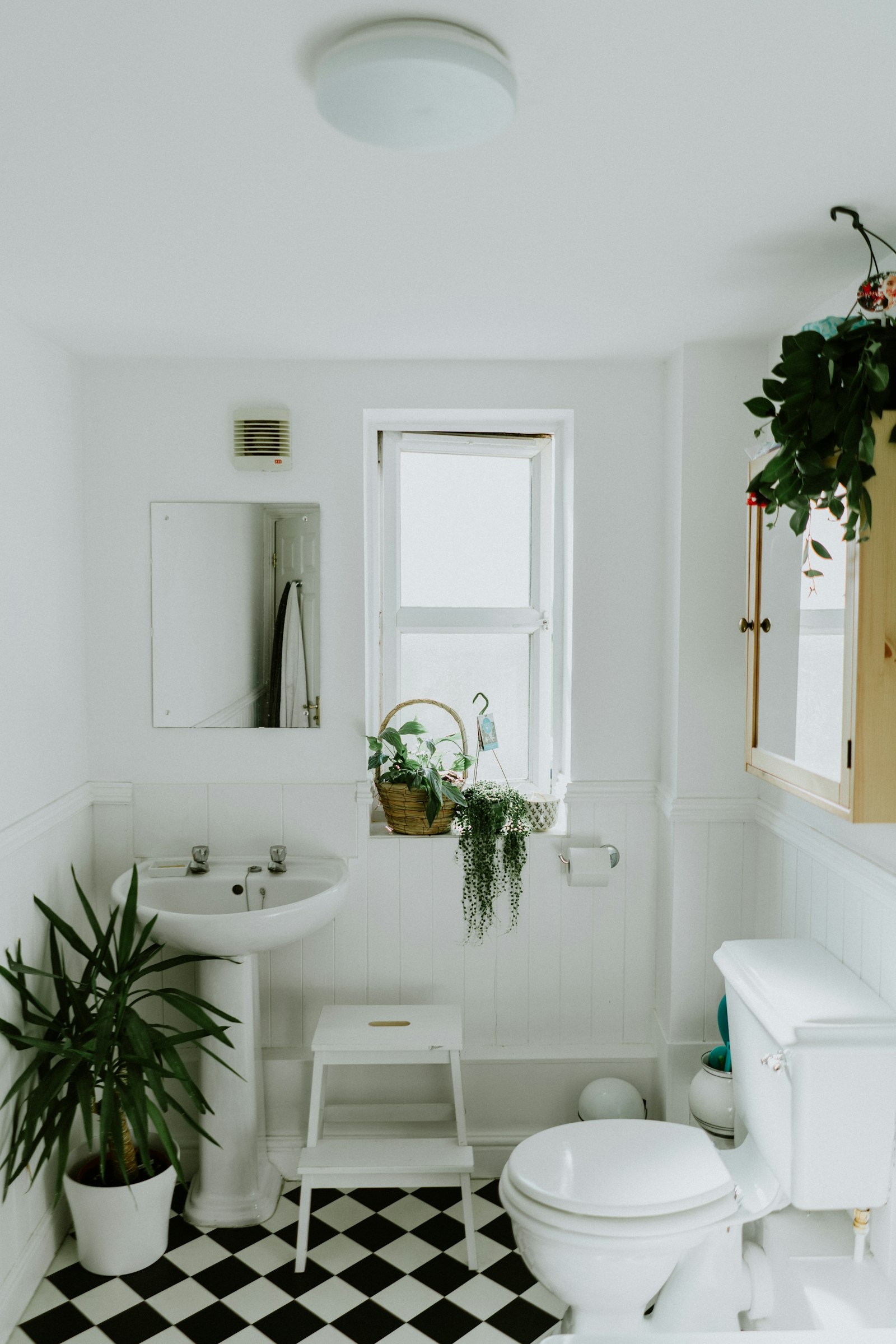 Salle de bains en pierre claire avec baignoire îlot