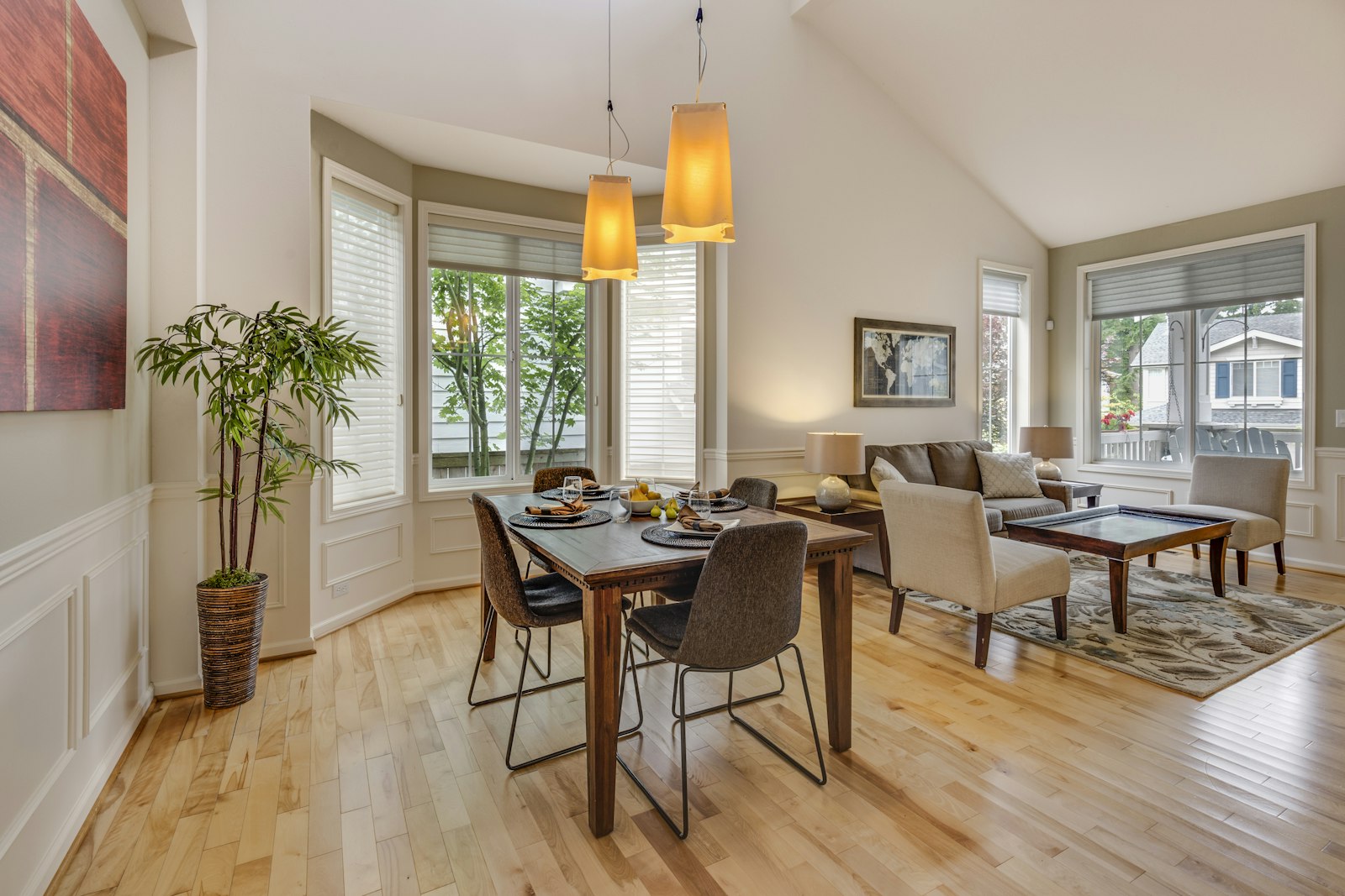 Chambre de villa préparée avec soin, literie immaculée et bois clair