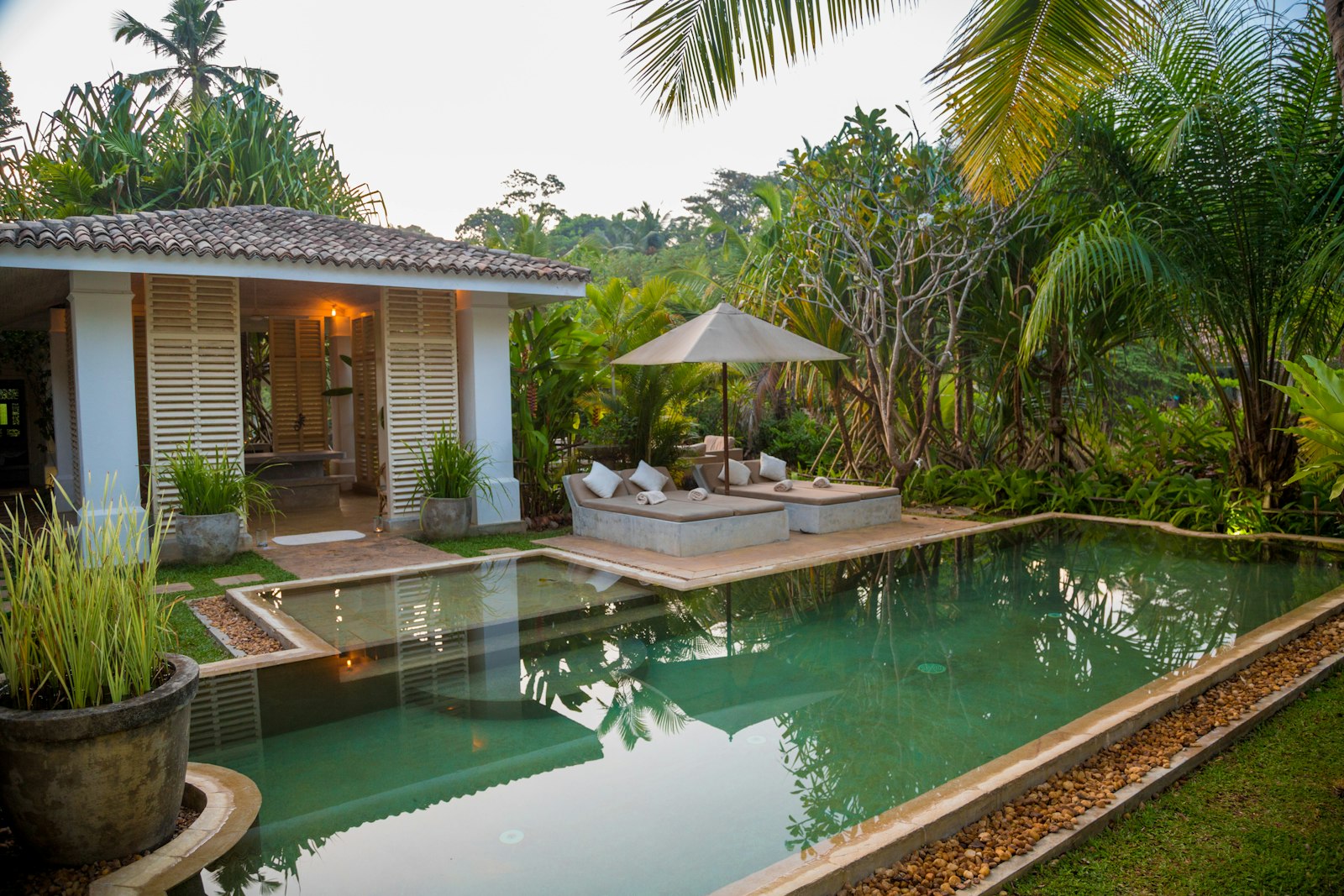 Villa Leelu : piscine privée entourée de végétation tropicale à Maenam