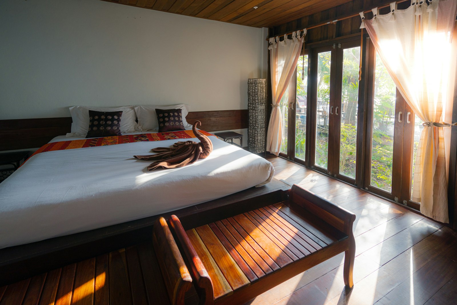 Suite principale ouverte sur la terrasse et la piscine