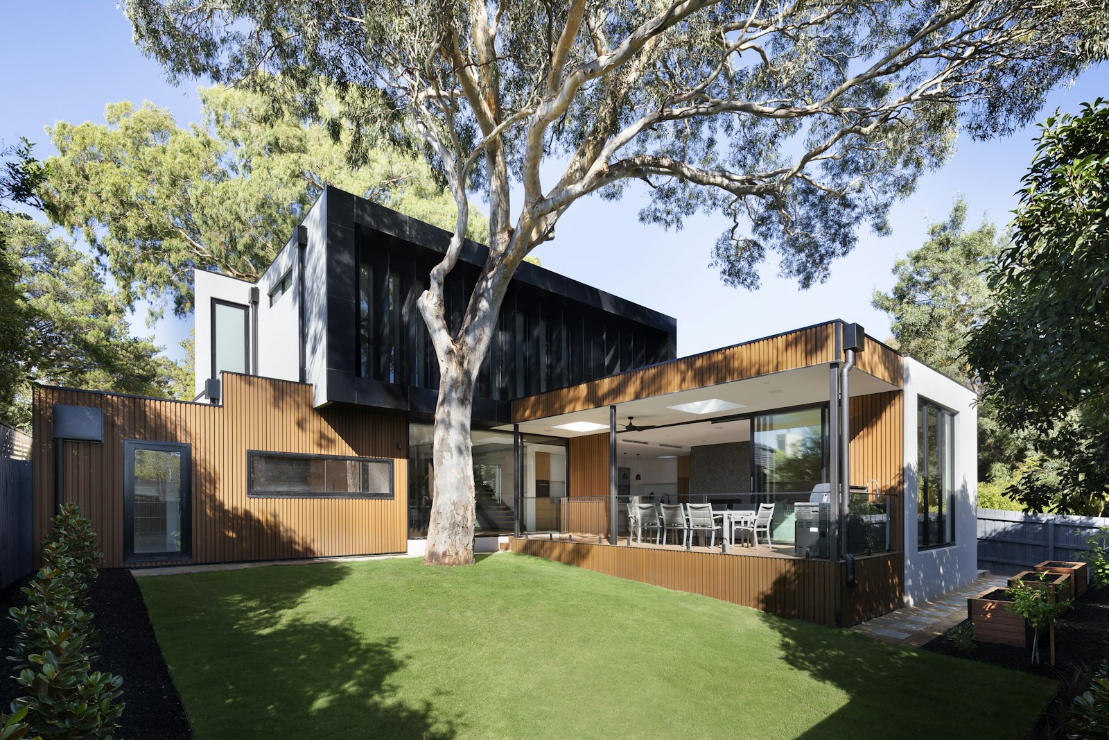 Villa d'architecte et son jardin entretenu pour des locataires