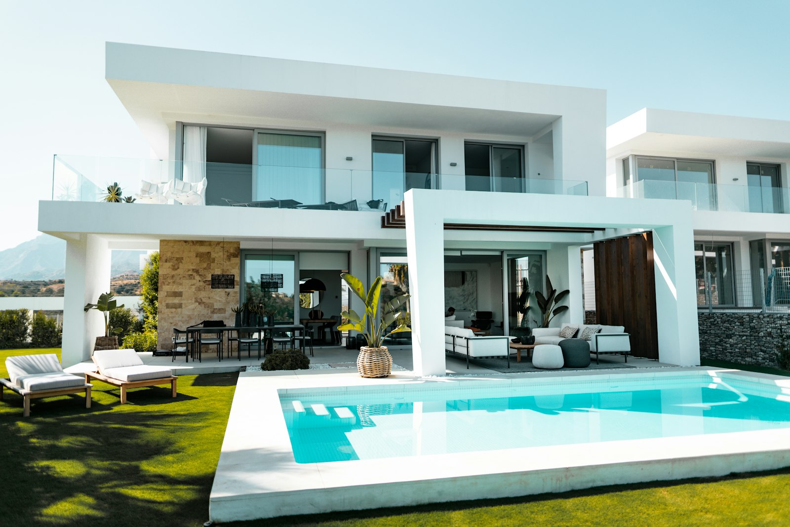 Villa contemporaine avec piscine turquoise et bains de soleil à Koh Samui