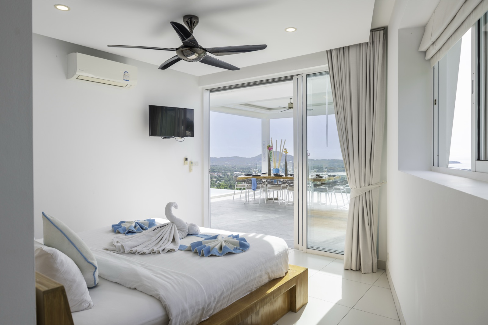 Chambre de Villa Meya ouverte sur la terrasse et la vue
