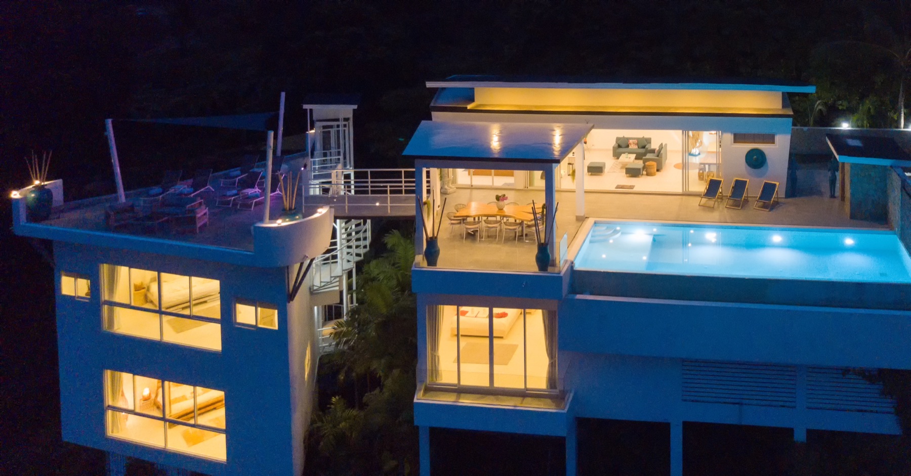 Villa Meya : villa d'architecte sur plusieurs niveaux avec piscine à débordement, vue sur la baie de Chaweng au crépuscule